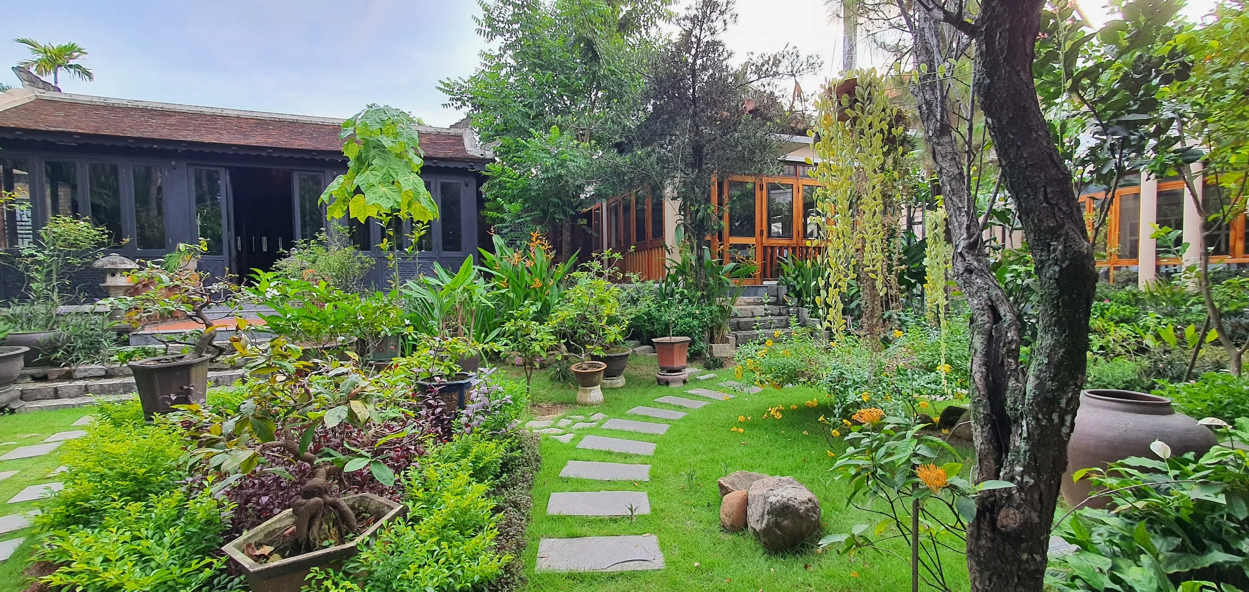 san-vuon-nha-hang-hut-khach2