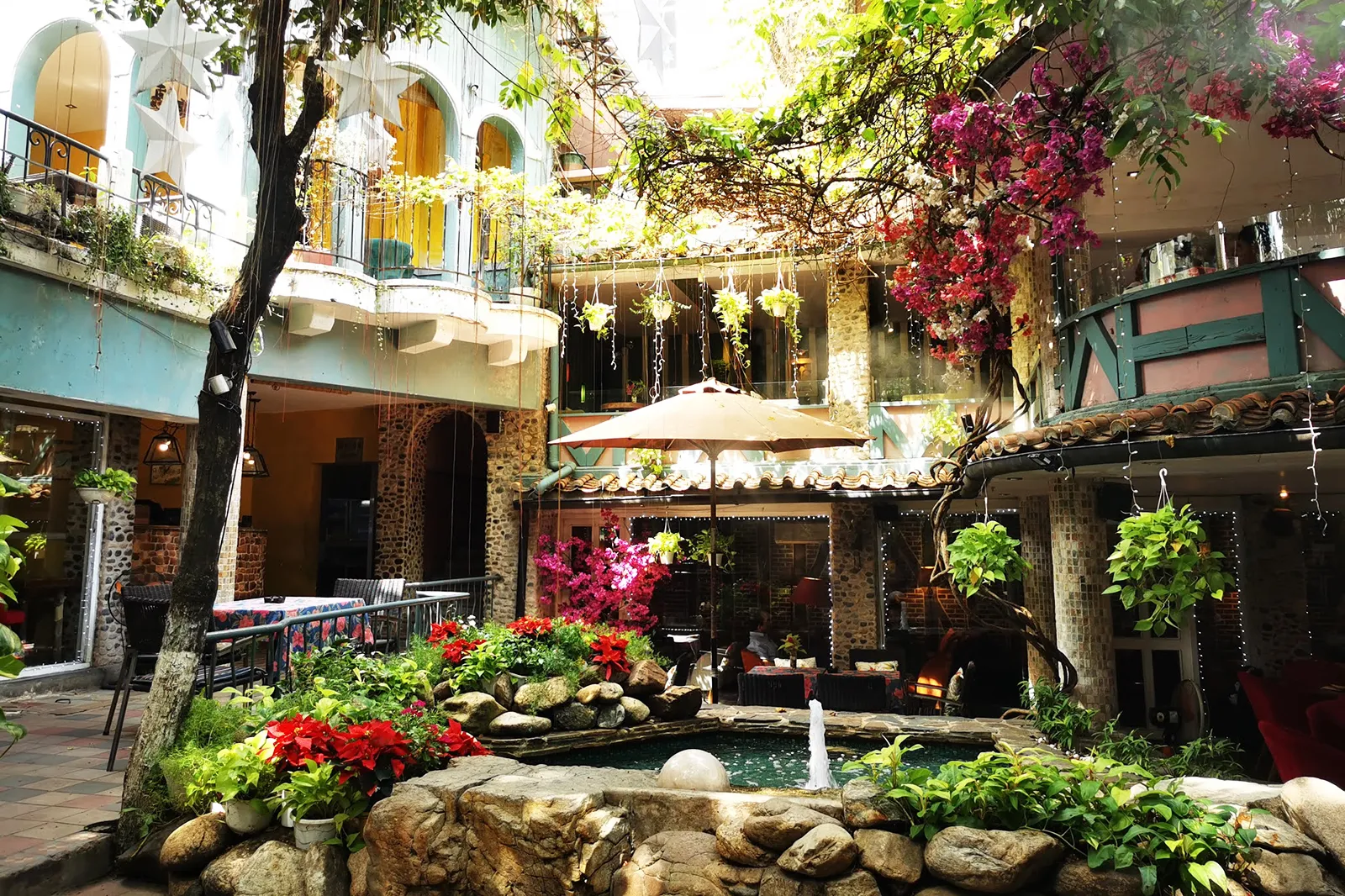 sân vườn quán ăn