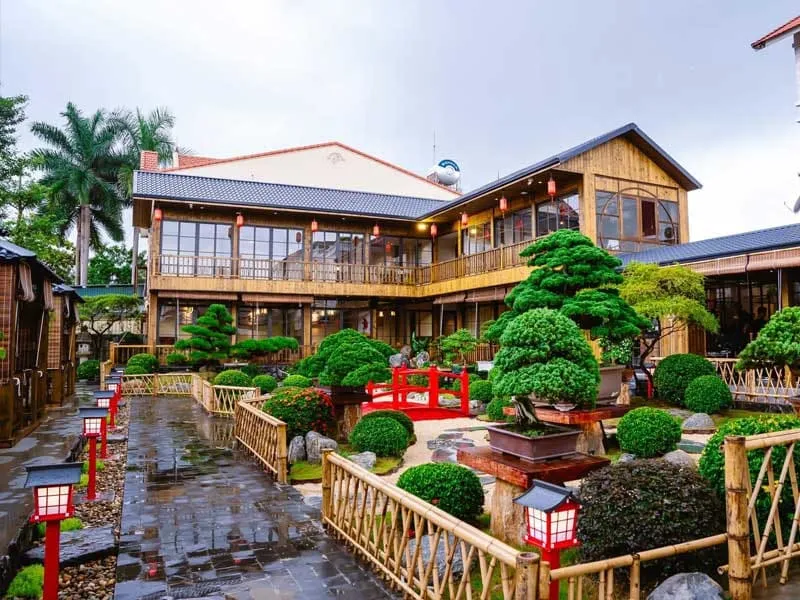 thi-cong-san-vuon-nha-hang-binh-duong