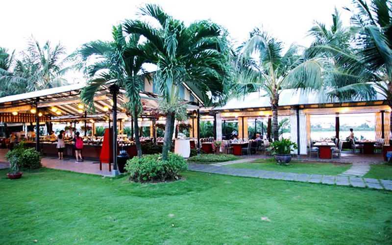 thi-cong-san-vuon-nha-hang-binh-thanh2