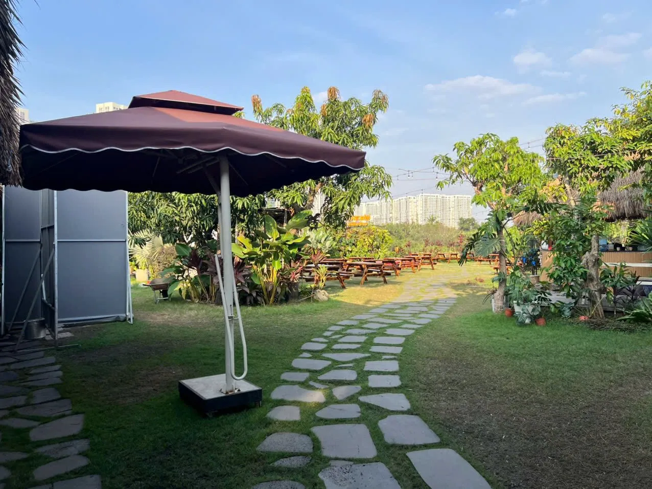 thi-cong-san-vuon-nha-hang-quan-94