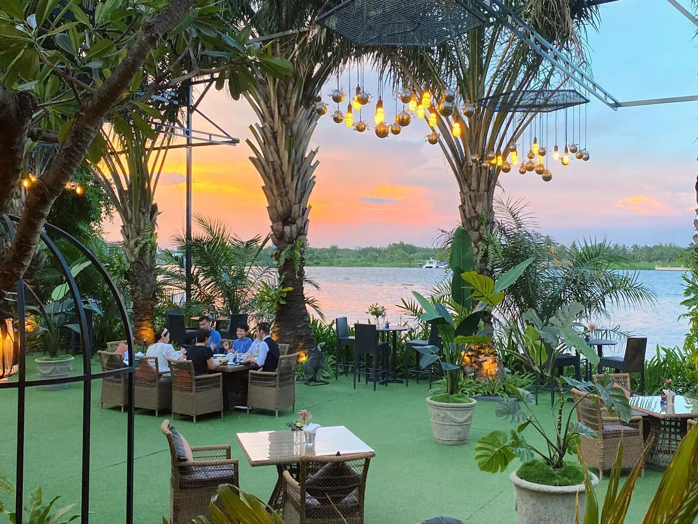 thi-cong-san-vuon-nha-hang-tai-quan-2