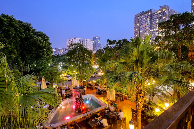 thi-cong-san-vuon-nha-hang-tai-quan-25