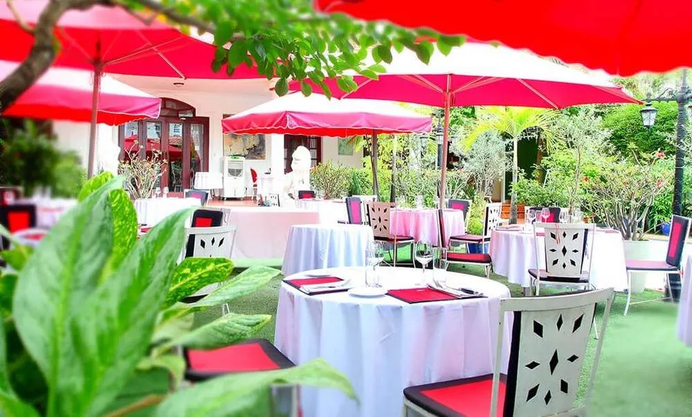 thi-cong-san-vuon-nha-hang-tai-quan-26