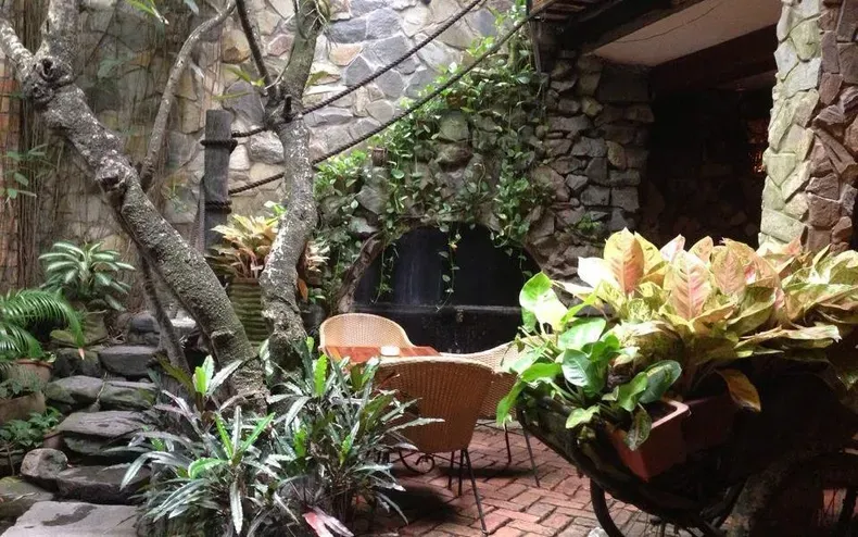 thi-cong-san-vuon-nha-hang-tai-tan-binh1