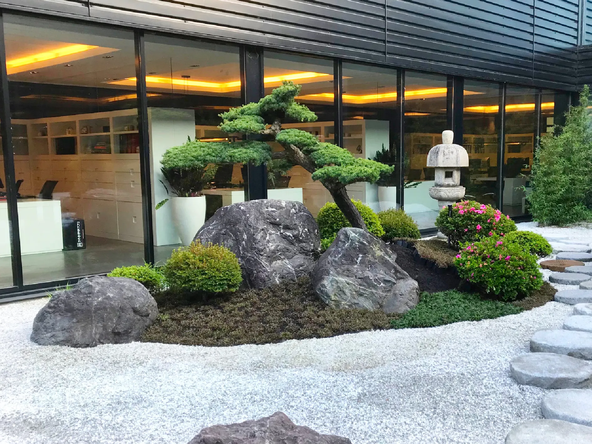 thi-cong-san-vuon-phong-cach-nhat-cho-nha-hang1