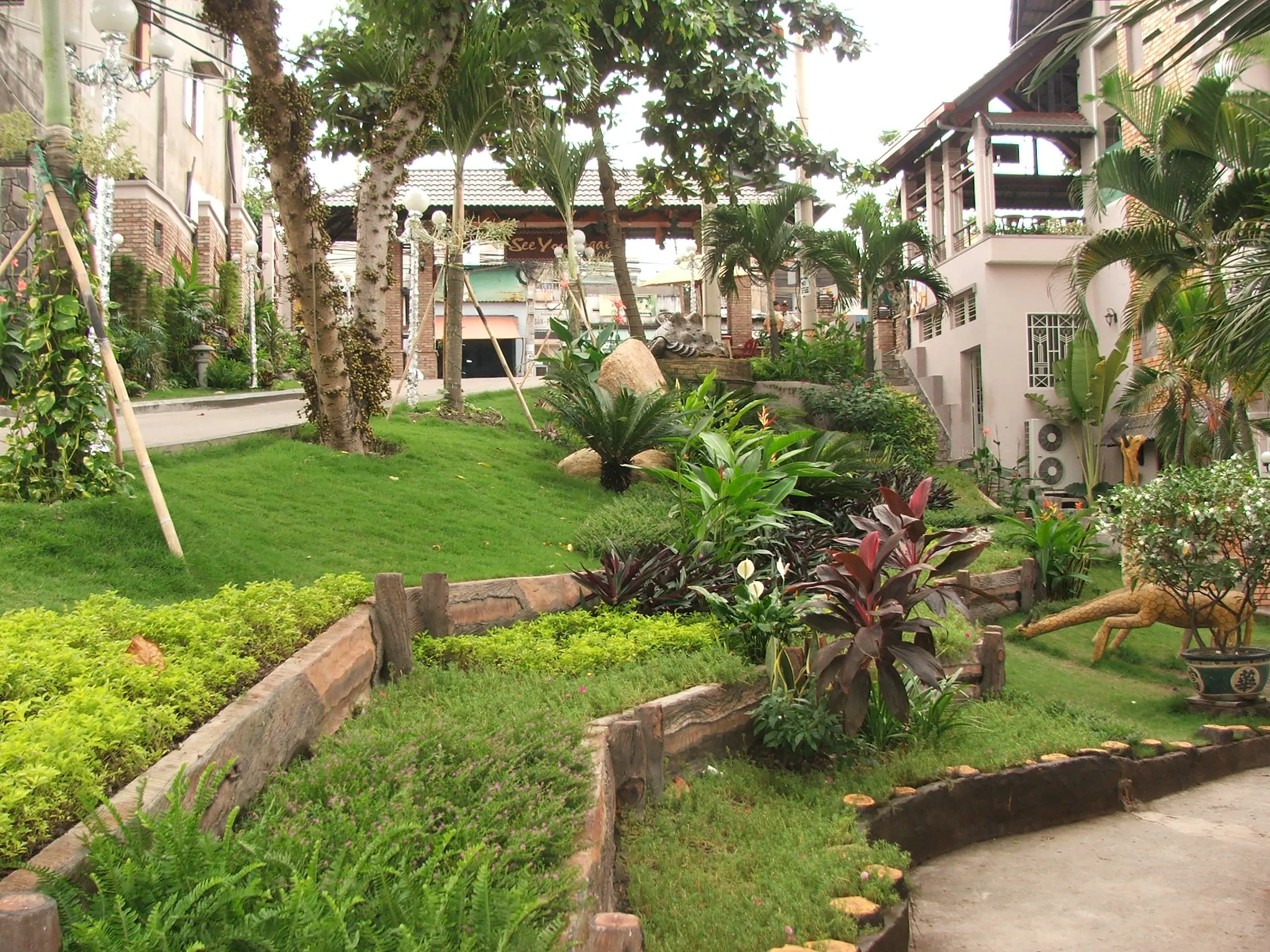 thi-cong-san-vuon-phong-cach-resort-cho-nha-hang