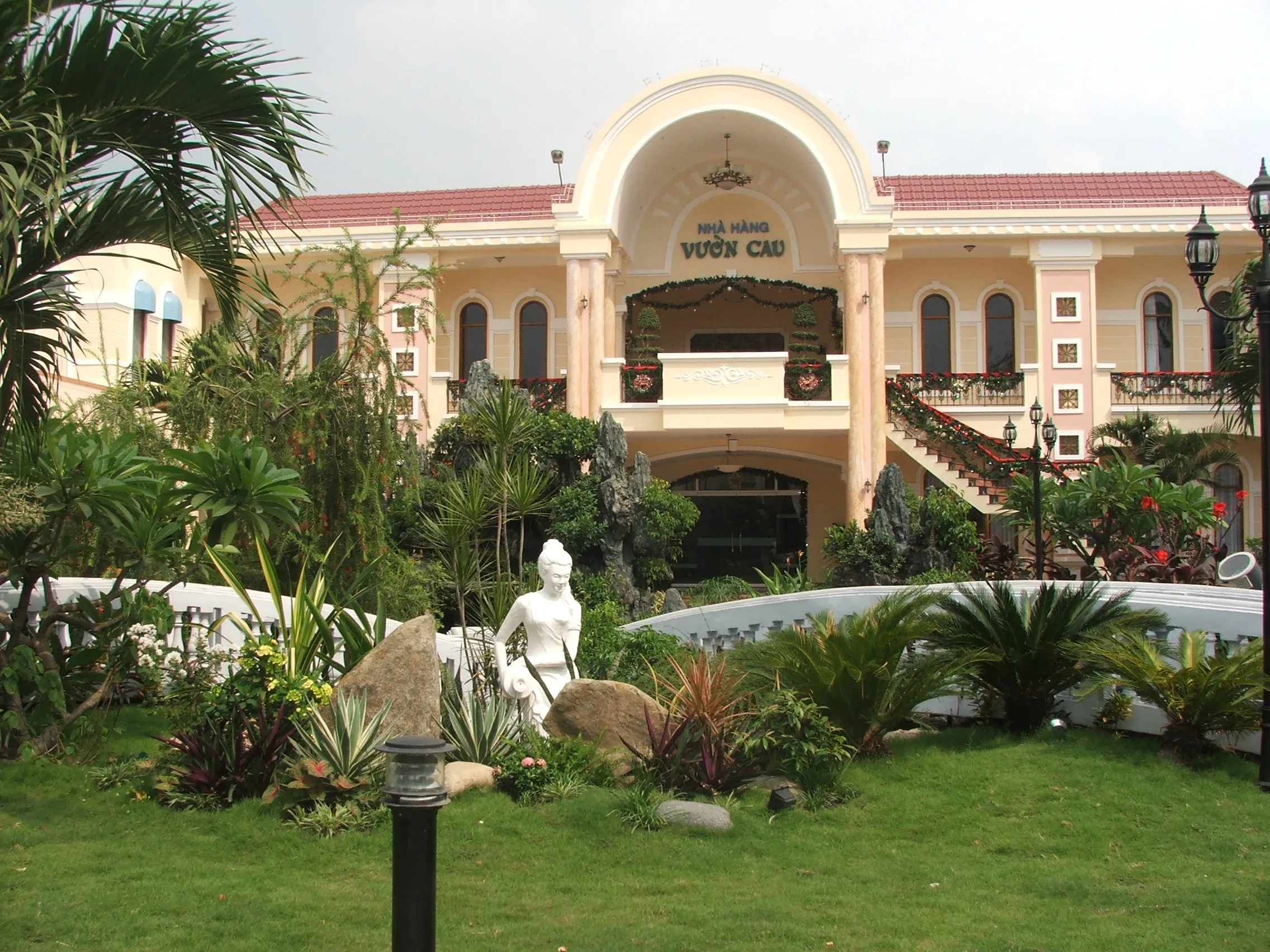 thi-cong-san-vuon-phong-cach-resort-cho-nha-hang1