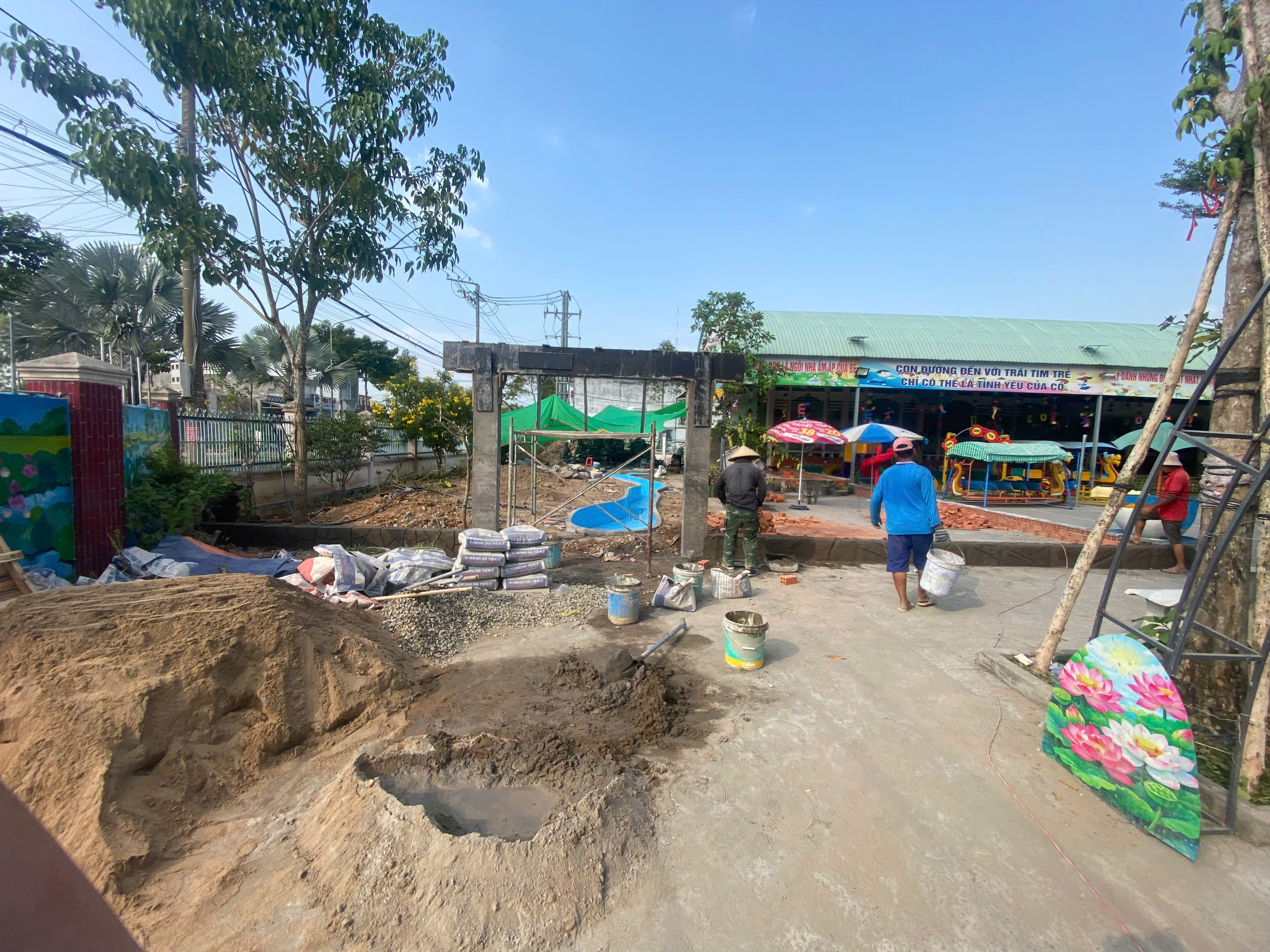 thi cong san vuon truong mam non tai tay ninh (1)