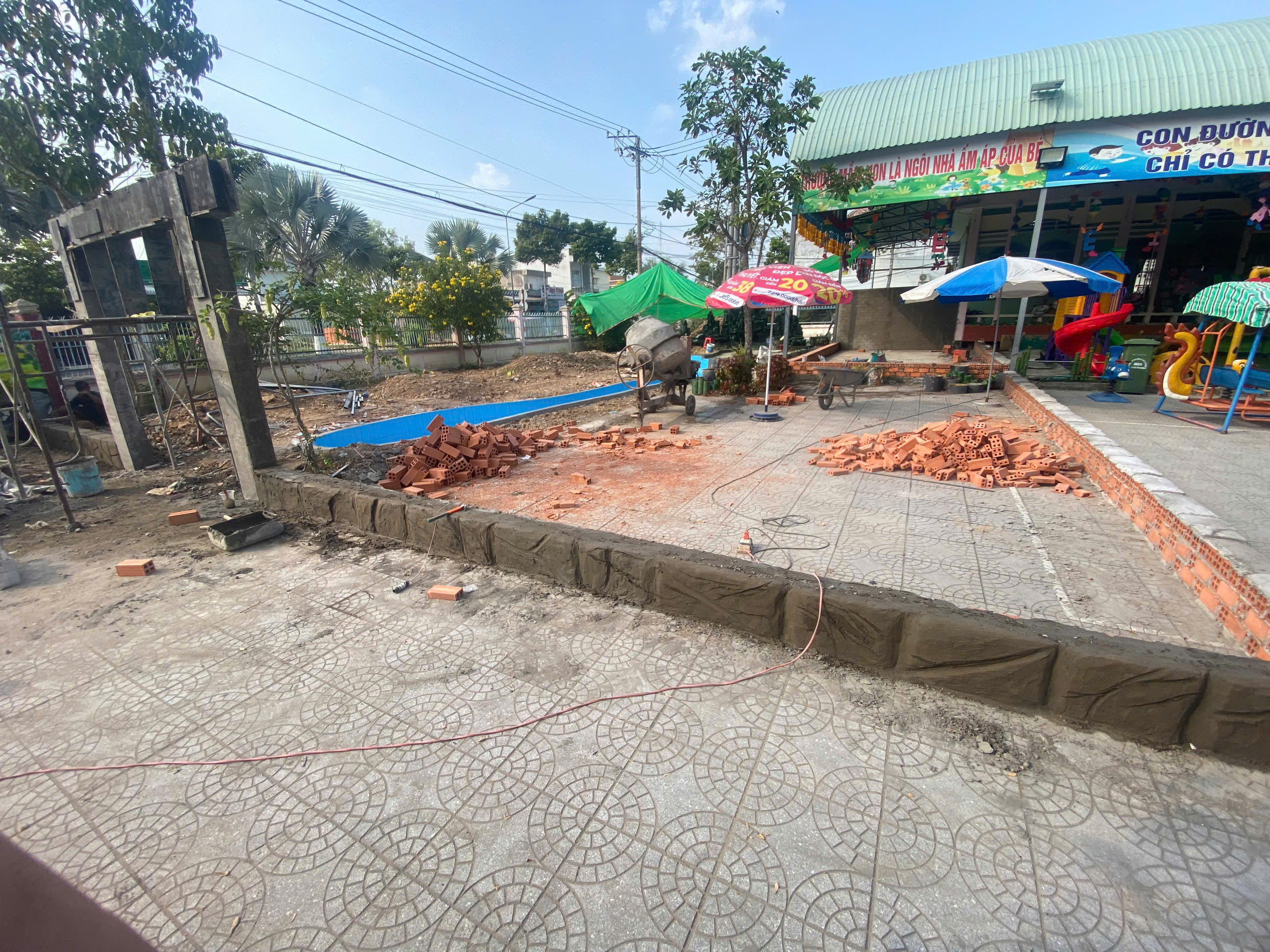 thi cong san vuon truong mam non tai tay ninh (2)