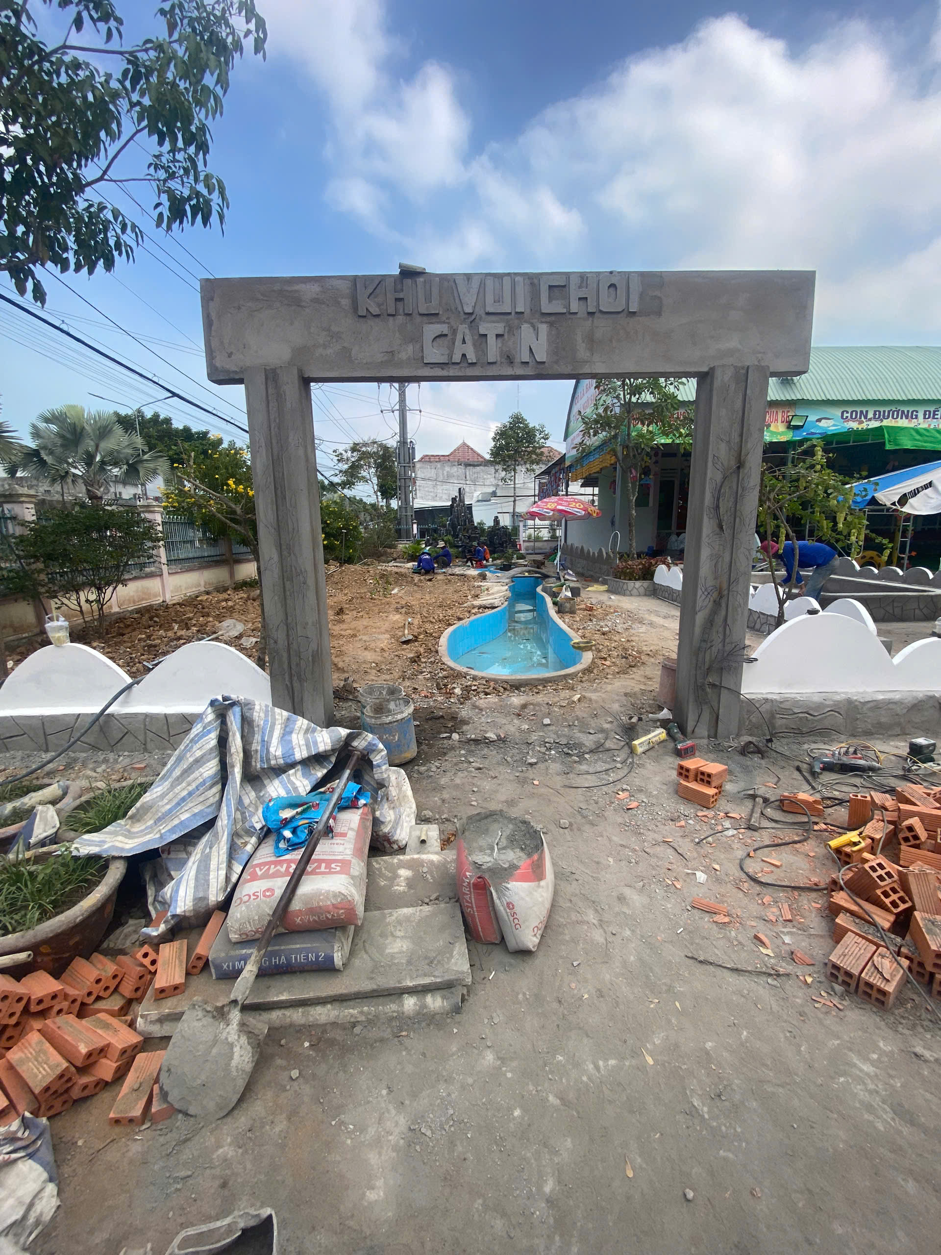 thi cong san vuon truong mam non tai tay ninh (6)