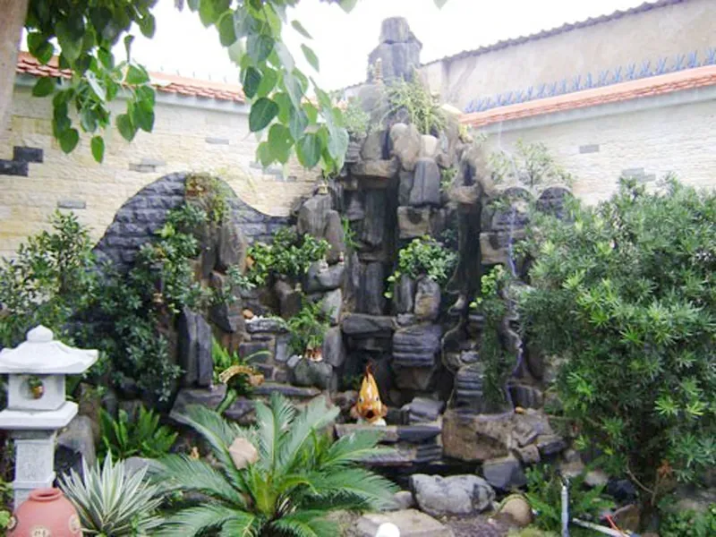 Hòn non bộ xi măng trước cổng nhà