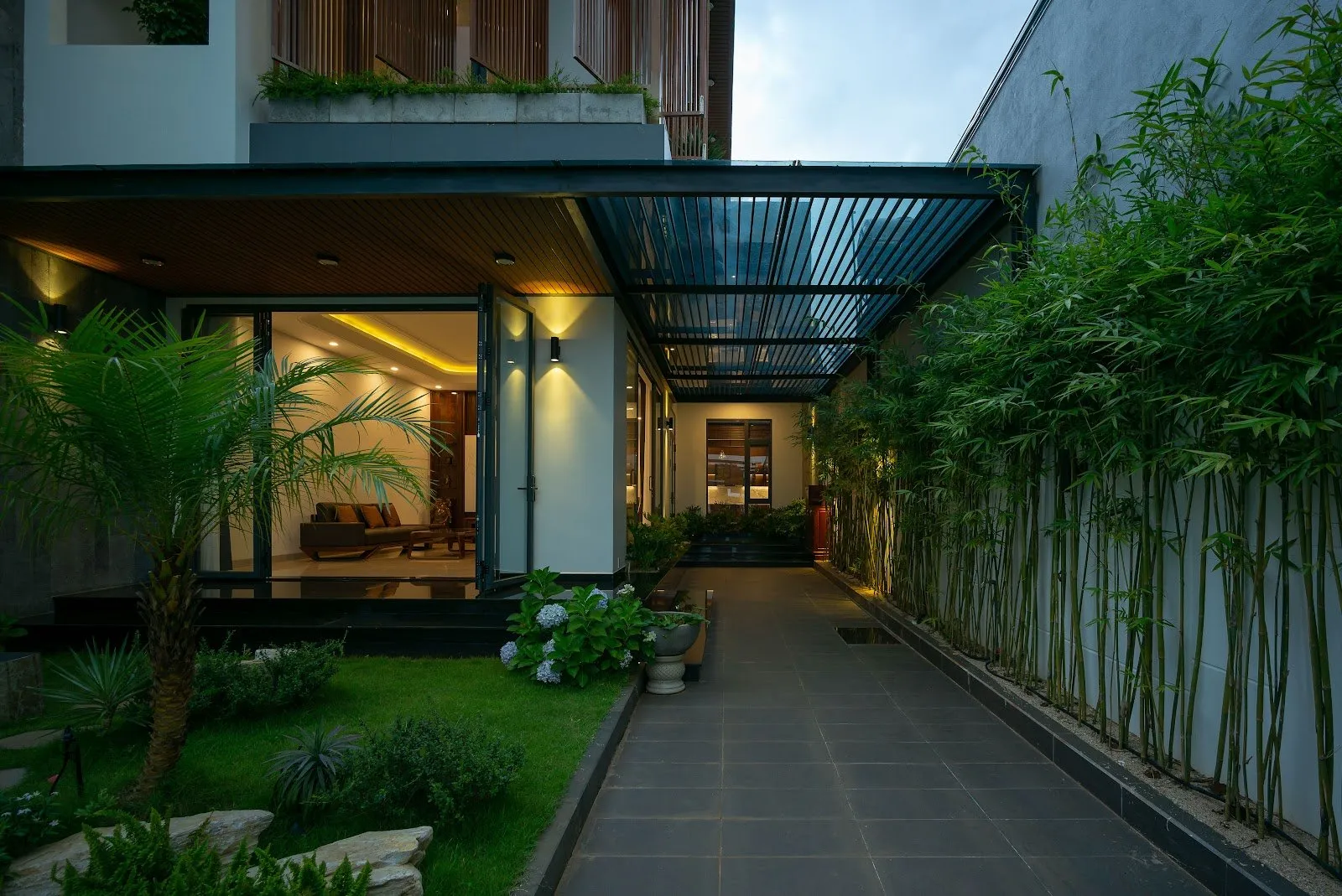 Sân vườn bên hông nhà phố
