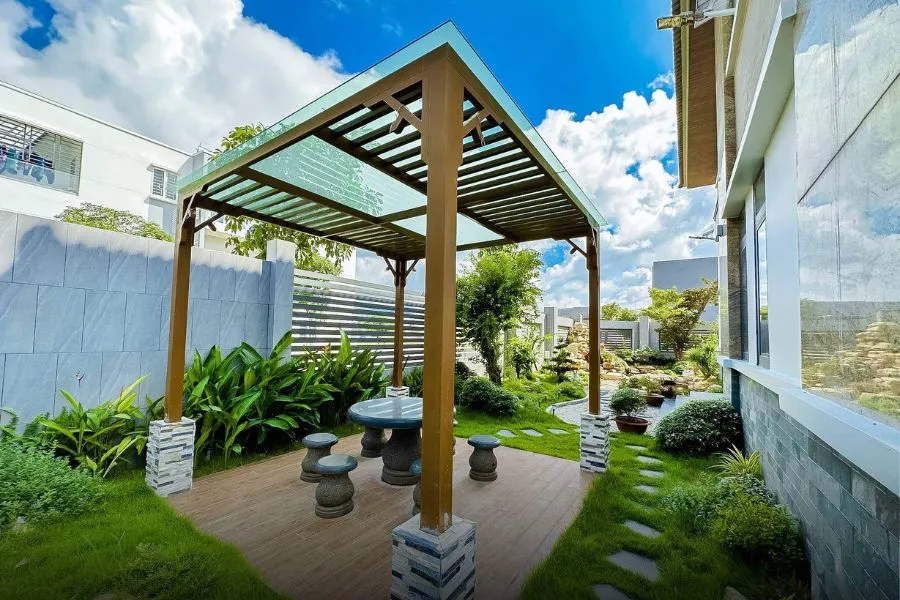 Sân vườn kết hợp bàn trà ngoài trời