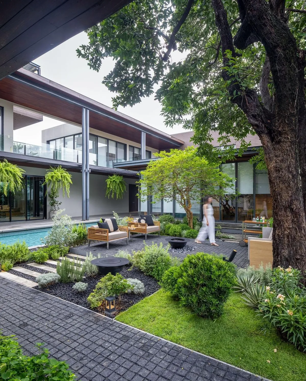 thi-cong-san-vuon-biet-thu-hoc-mon-1